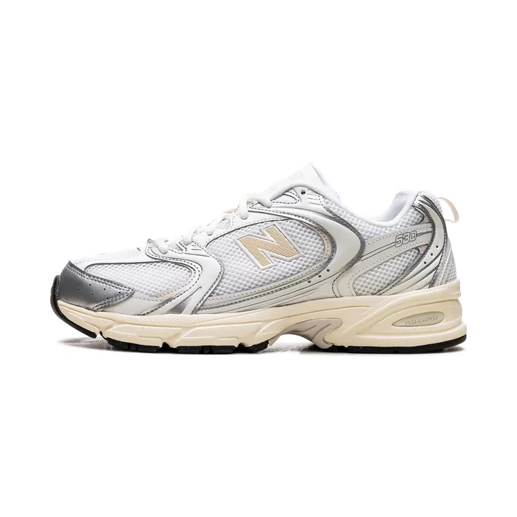 New Balance 530 “Silver Metallic/Linen”: de allrounder met warmte