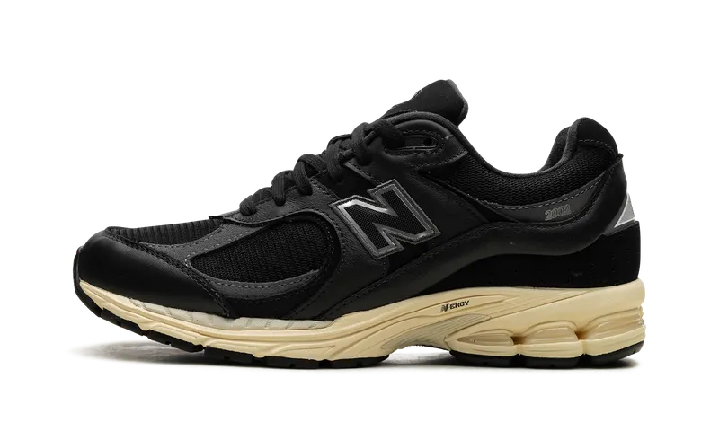 New Balance M2002R “Vintage Black White” (M2002RIB)