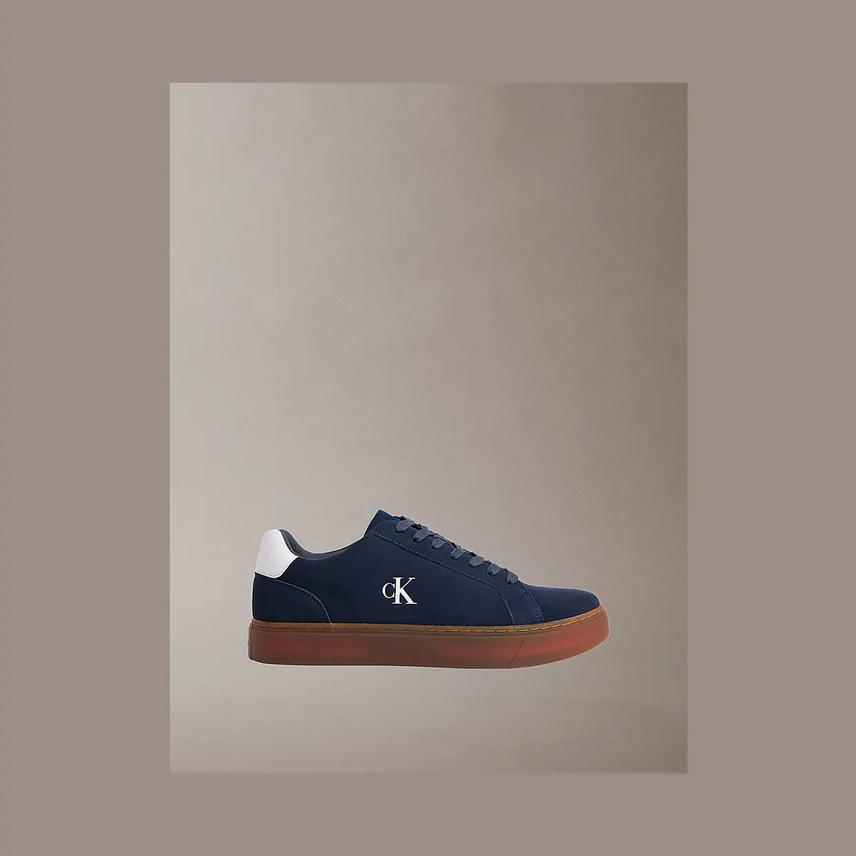 Calvin Klein Ck Baseline – Suede Signature Logo “CK NAVY/BRIGHT WHITE/GUM” (YM0YM014340HC)
