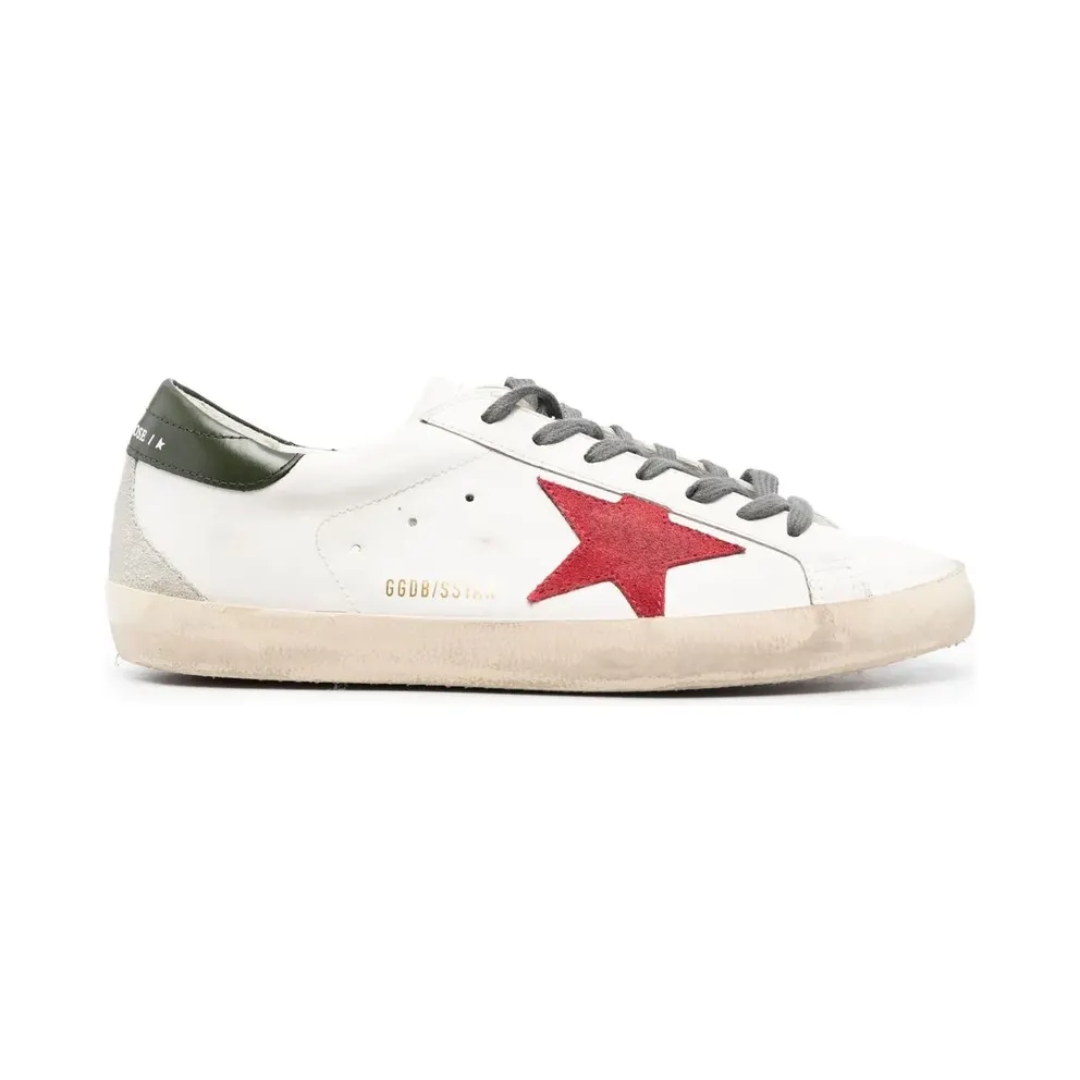 Golden Goose Super-Star mit rotem Wildlederstern und grüner Fersenlasche – White (GMF00102F003987)