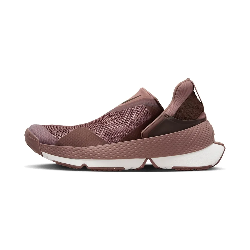 Nike Go FlyEase “Smokey Mauve/Summit White/Baroque Brown” (DR5540-200)