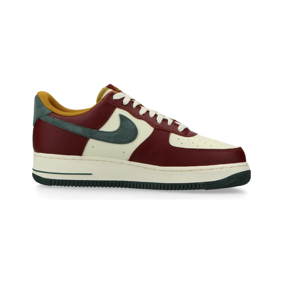 Nike Air Force 1 ’07 LV8 (cocnut milk / vintage green / dark team red) – HQ3612-113