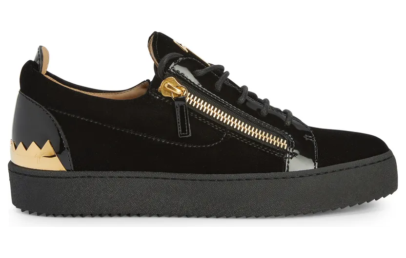 Giuseppe Zanotti Ces sneakers basses sont confectionnées en tissu noir effet velours et en cuir verni. ce modèle est doté de lacets en coton assortis, d’un ornement en métal doré cranté à l’arrière du talon, d’un détail signature » en métal doré sur la languette et de fer (RU20045001)