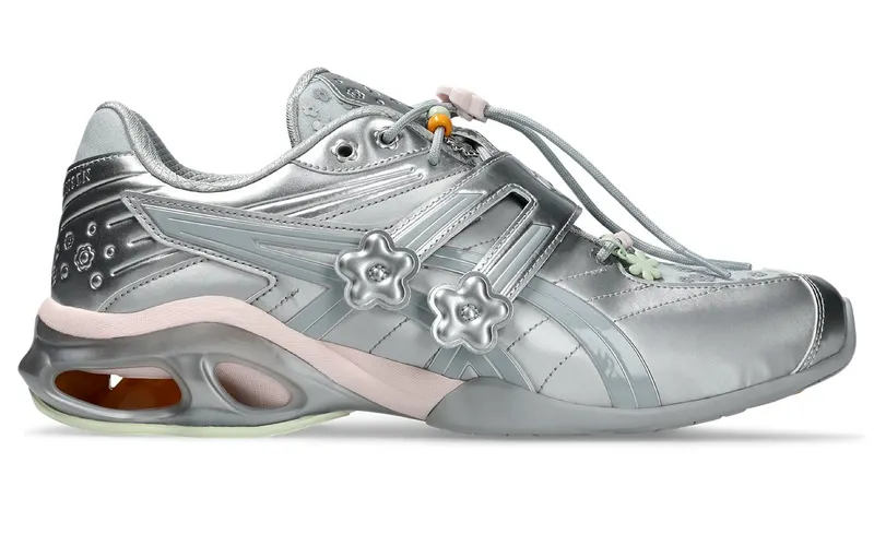 Cecilie Bahnsen x ASICS GEL-Kinetic FR: zilver met bloemen erop