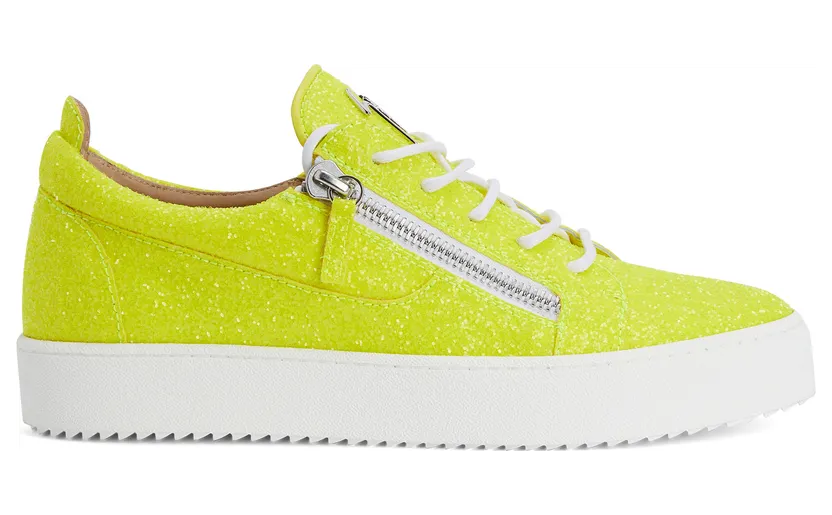 Giuseppe Zanotti Sneakers basses confectionnées en tissu jaune pailleté avec lacets en coton blanc, dotées d’un détail signature » en métal argenté sur la languette et de fermetures à glissière argentées sur les côtés de la tige. la semelle en caoutchouc blanc offre à ce (RU20013001)
