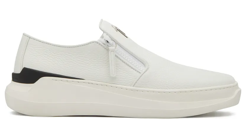 Giuseppe Zanotti Ces sneakers sans lacets en cuir blanc se distinguent par leur logo signature en métal sur la languette, et reposent sur une semelle en caoutchouc marquée du logo. (EU00063002)
