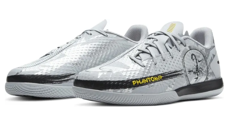 Nike Jr. Phantom Scorpion Academy IC Fußballschuh für Hallen- und Hartplätze für jüngere/ältere Grau (DA2281-001)
