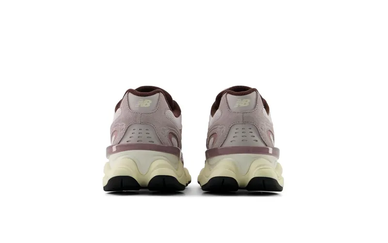 New Balance 9060R “Truffle Salt”: mauve, crème en een zool die het rustig houdt (6)
