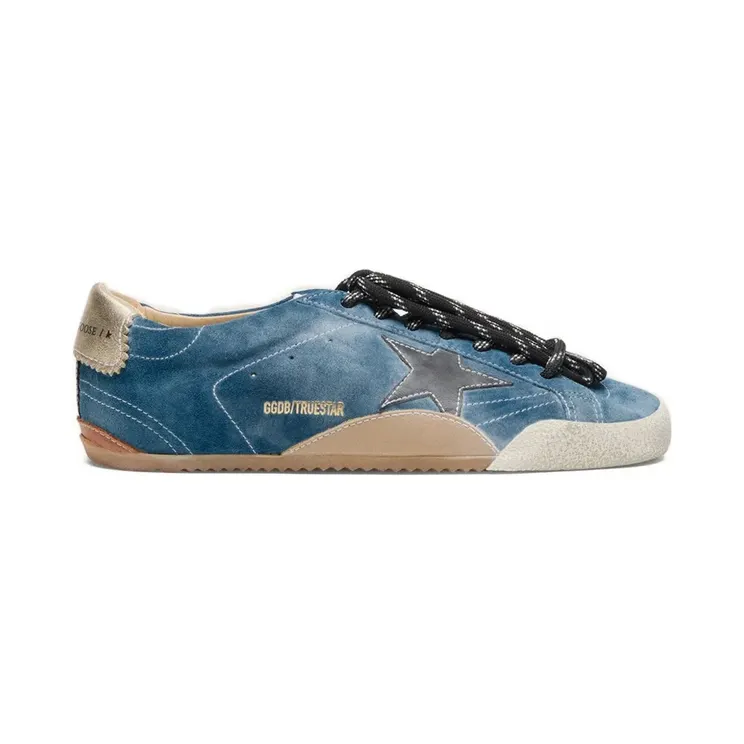 Golden Goose True-Star aus petrolfarbenem Wildleder mit schwarzem Stern und cremefarbener Fersenlasche “Blue” (GWF00922F007389)