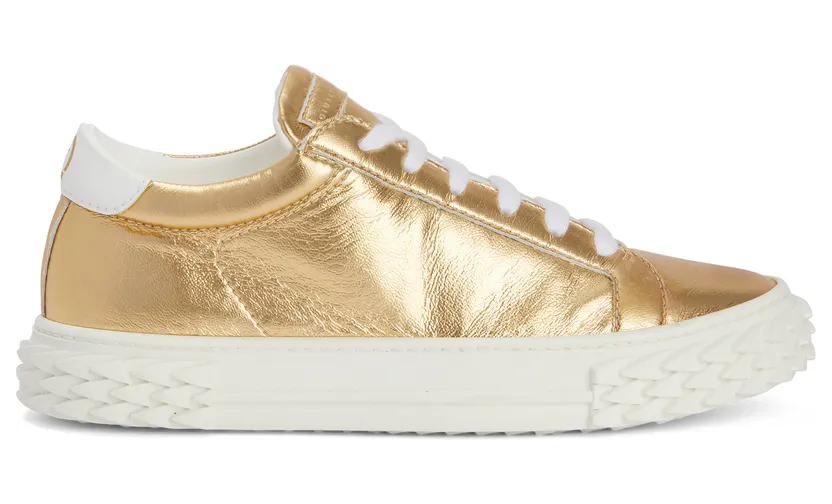 Giuseppe Zanotti Sneaker basse confectionnée en tissu synthétique doré fabriqué à partir de cuir recyclé, avec un logo blanc sur le talon. l’étiquette signature » ton sur ton sur la languette et la semelle blabber » en caoutchouc biosourcé blanc cassé en relief complè (RM20064003)