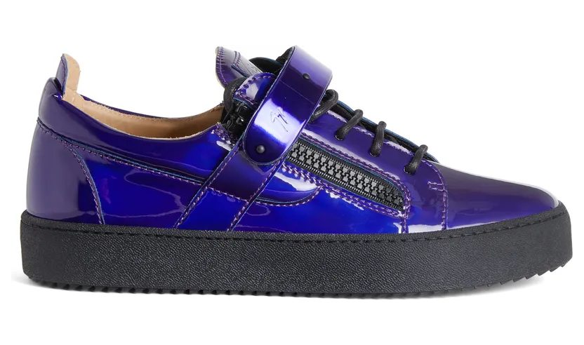 Giuseppe Zanotti Cette sneaker basse zanotti iconique et inimitable aété revisitée avec une tige en tissu synthétique rouge effet miroir et arbore un détail signature » débossé sur la languette ainsi qu’uneétiquette signature » sur le côté. la sangle en métal rouge (RM20041003)