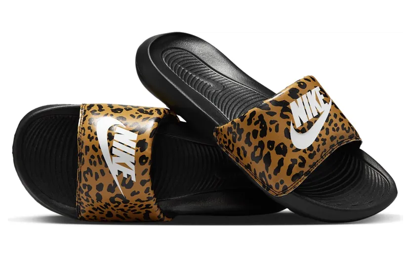 Nike Victori One Slipper met print voor dames Geel (CN9676-700)