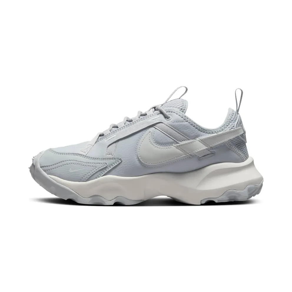 Nike TC 7900 “Wolf Grey/Photon Dust/Metallic Platinum” (DD9682-005)