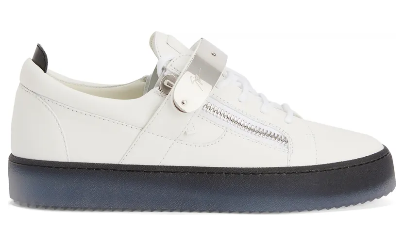 Giuseppe Zanotti Cette sneaker basse zanotti emblématique et inimitable a été revisitée avec une tige en cuir blanc et arbore une tirette en cuir verni noir ainsi qu’un imprimé signature » ton sur ton débossé sur la languette. une sangle en métal argenté avec logo, des (RM20057001)