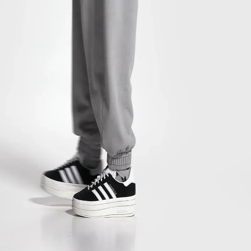 adidas Gazelle Bold “Core Black”: vertrautes Schwarz-Weiß, extra Höhe (3)