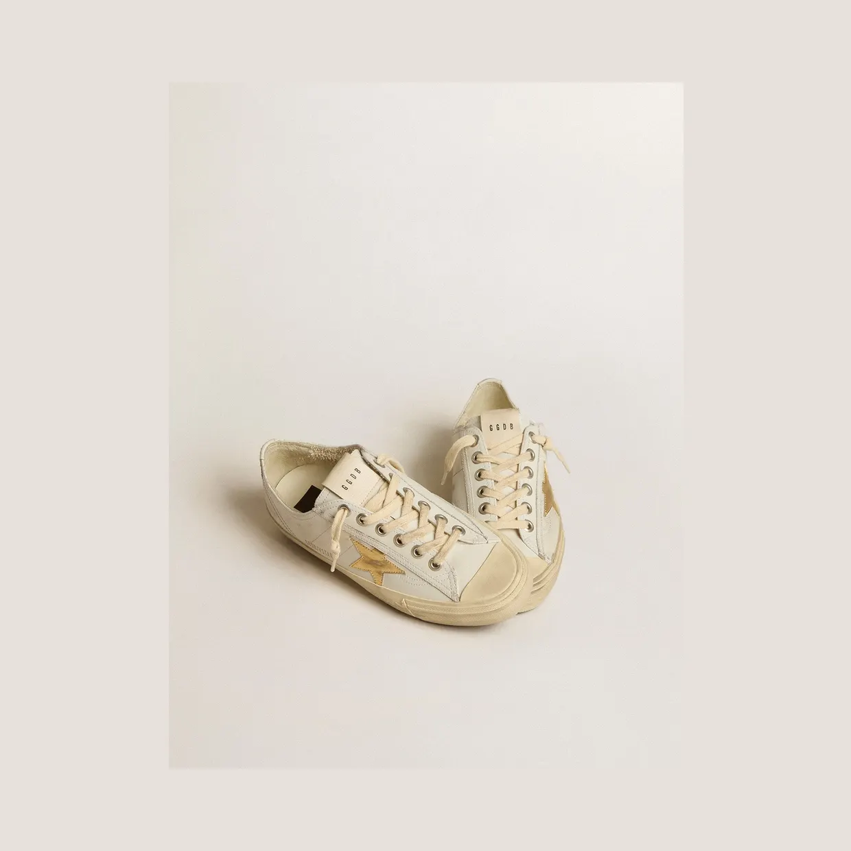 Golden Goose V-Star In White Leather With Gold Metallic Leather Star (GWF00129.F005292.10272) (2)