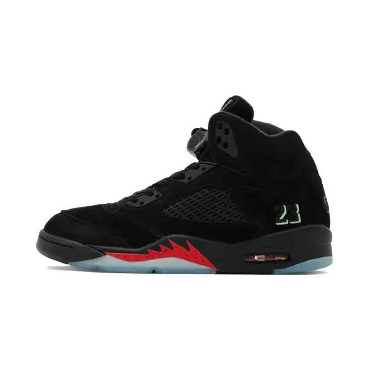 Air Jordan 5 “Halloween” (HQ7978-001): zwart suède dat in het donker gaat gloeien
