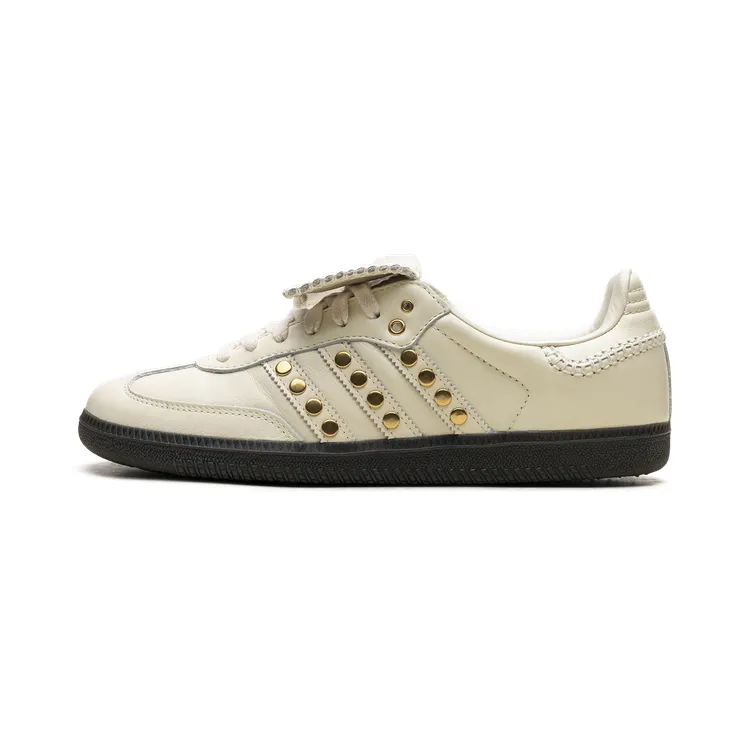 adidas Samba “Wales Bonner – Studded Pack – Cream”: creme leer met gouden studs