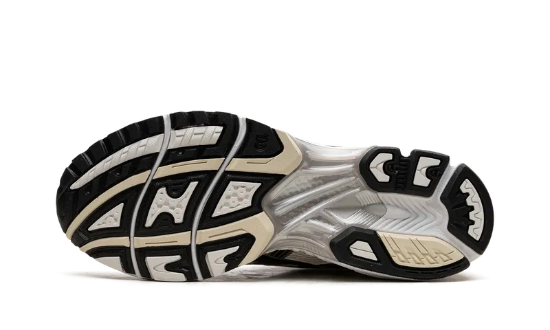 Gel-Kayano 14 “Cream/Black”: zilver, creme en een paars hielstuk (4)