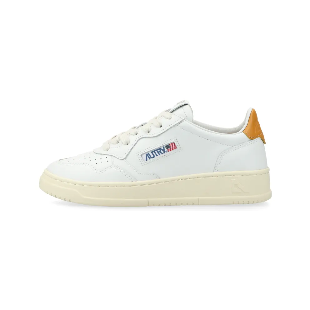 Autry Medalist Low White / Hny Yellow (AULWLL70)