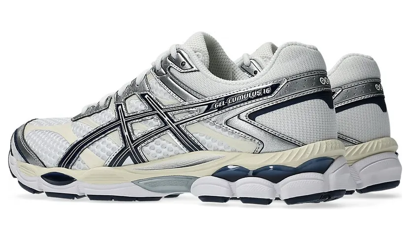 Asics Gel-Cumulus 16 “White Midnight”: wit-navy voor elke dag (3)