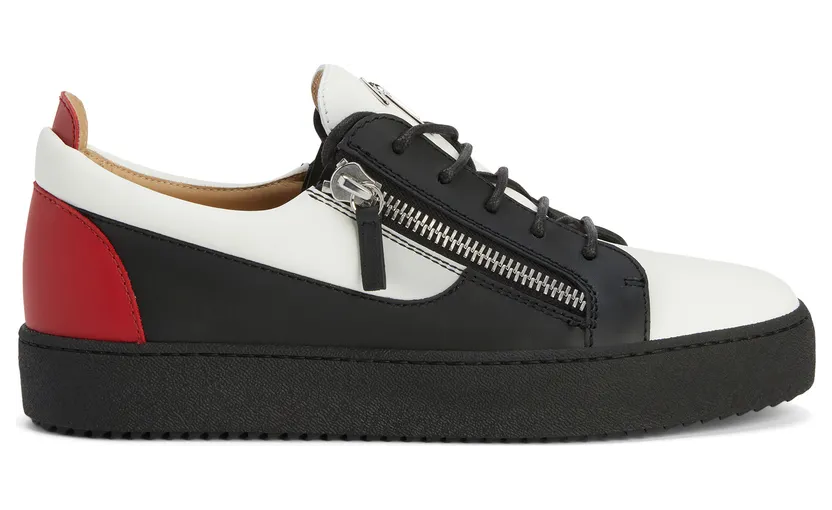 Giuseppe Zanotti Sneakers basses confectionnées en cuir noir et blanc avec des détails en cuir verni rouge, dotées de lacets en coton noir, d’un détail signature » sur la languette et de fermetures à glissière latérales en métal argenté. une semelle en caoutchouc noir com (RU20047001)