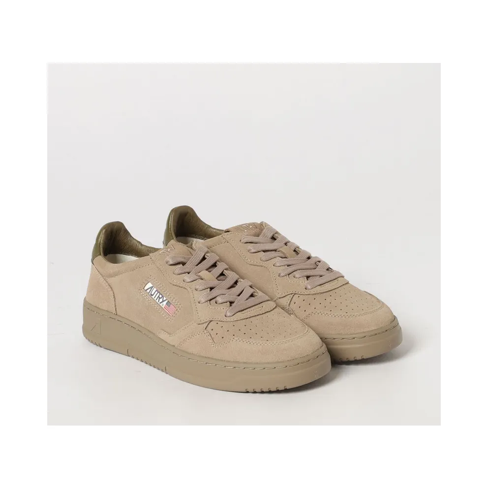 Autry Medalist Low Trainers in Smooth Calfskin with Perforated Toe Beige (AULMOH03)