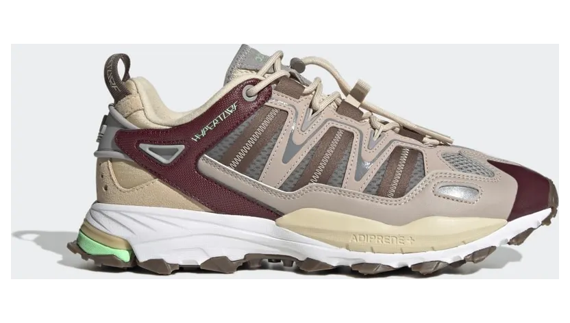 adidas Hyperturf Adventure Schuh Sand Strata / Earth Strata / Shadow Red (HQ6605)