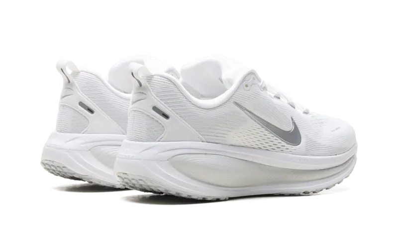 Nike Vomero 18 “White Photon Dust Summit White Metallic Silver” (HM6804-104)