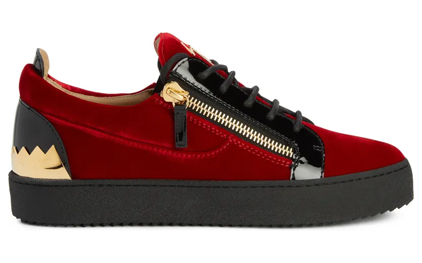 Giuseppe Zanotti Ces sneakers basses sont confectionnées en tissu rouge effet velours et en cuir verni noir. ce modèle est doté de lacets en coton assortis, d’un ornement en métal doré cranté à l’arrière du talon, d’un détail signature » en métal doré sur la languette et (RU20045002)
