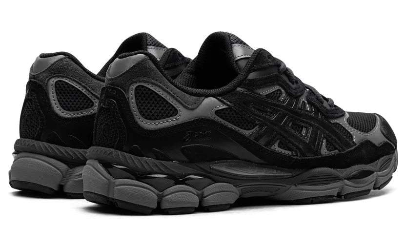 ASICS GEL-NYC “Graphite Grey Black” (1201A789-020): Grau auf dem Karton, Schwarz am Fuß (2)