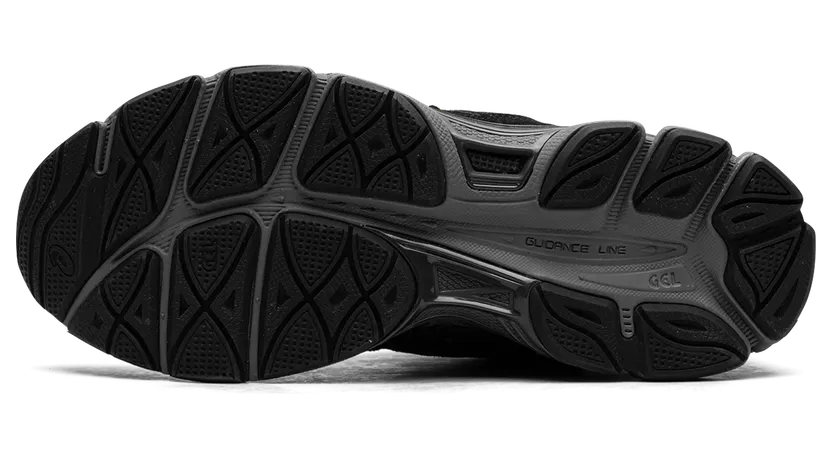 ASICS GEL-NYC “Graphite Grey Black” (1201A789-020): Grau auf dem Karton, Schwarz am Fuß (4)
