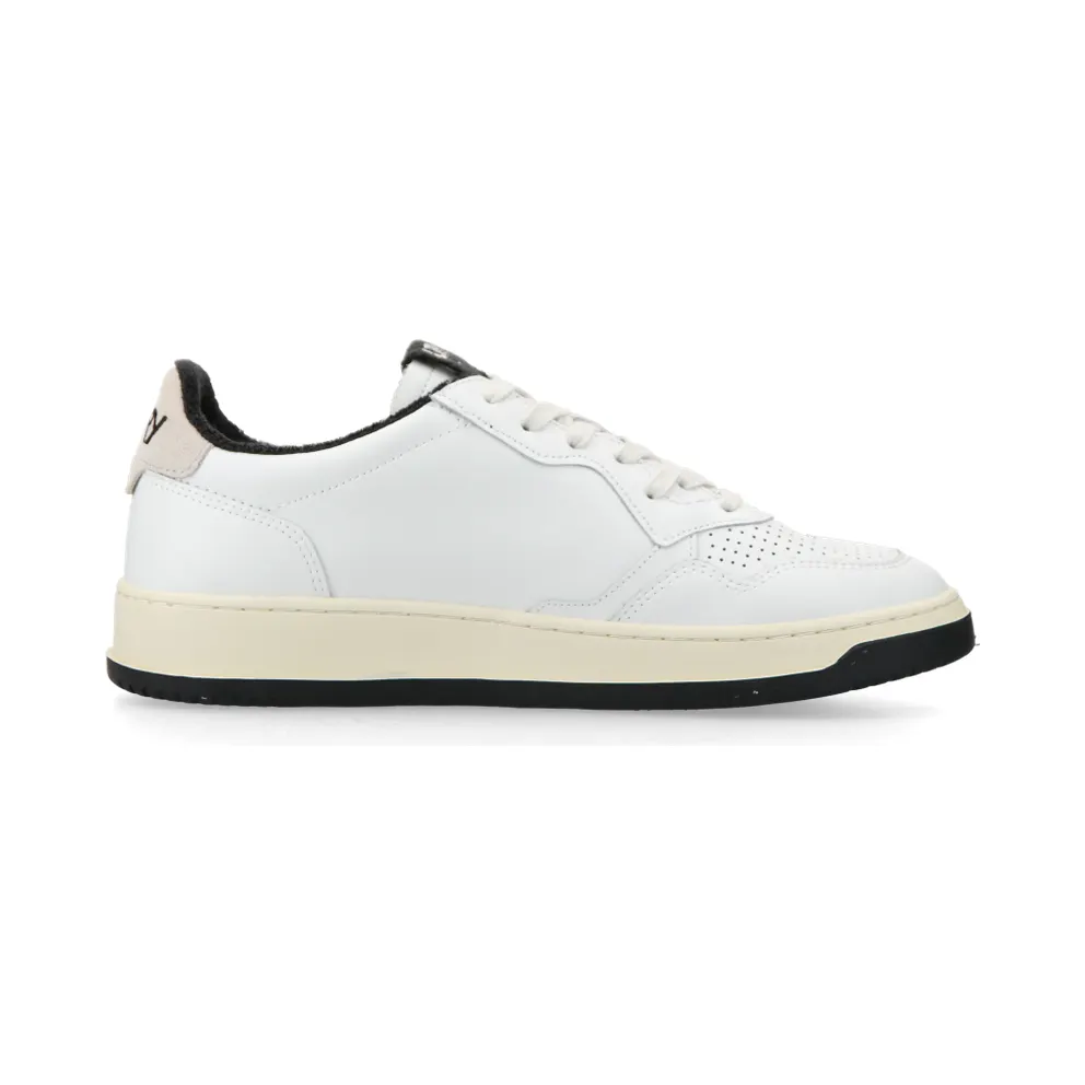 Autry Medalist Low (White / Black) – AULMVS08