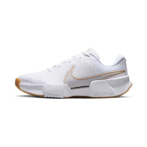 Nike GP Challenge 1.5 Clay Court “White / Summit White / Linen / Light Orewood Brown” (IR2776-100)