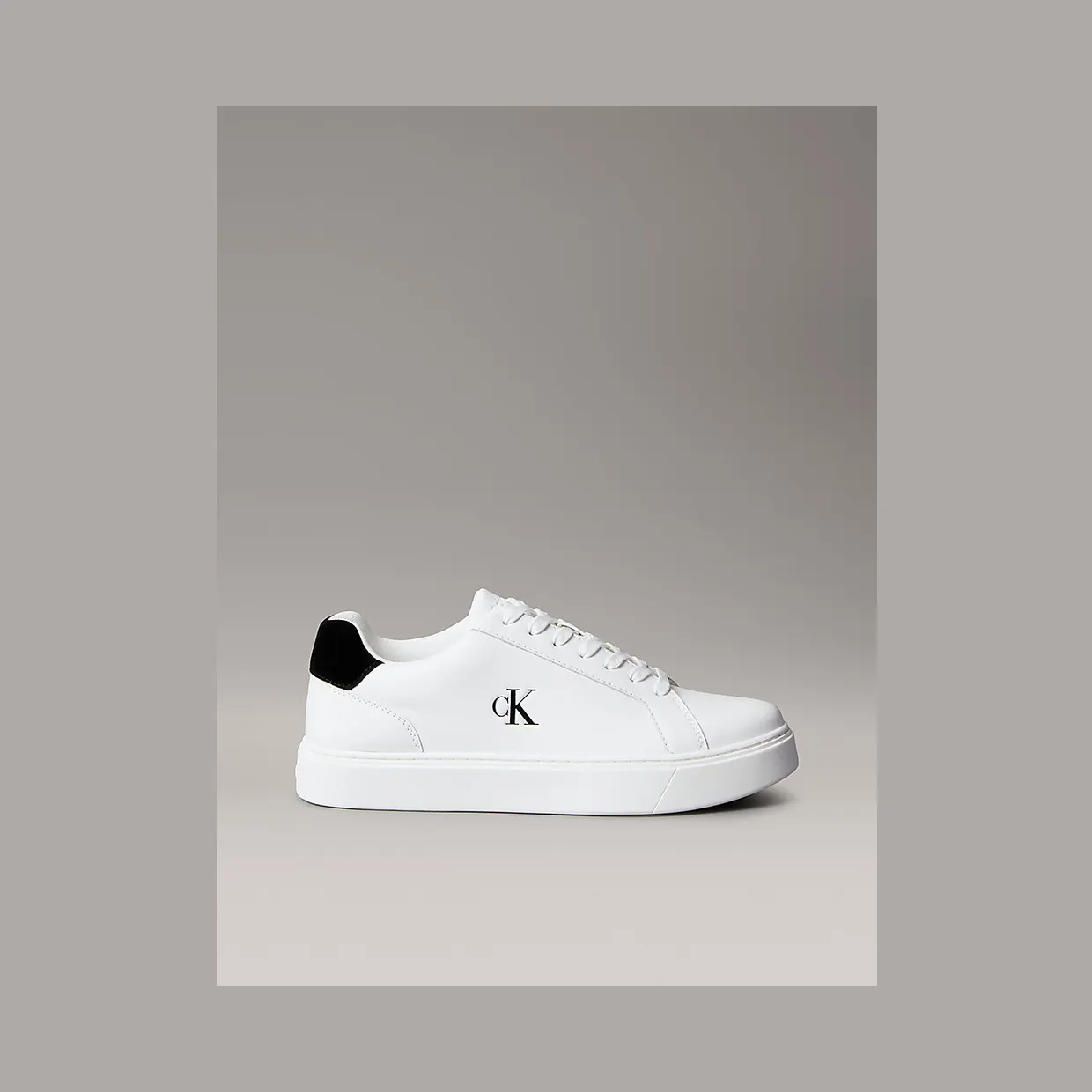 Calvin Klein Ck Baseline – Leather Signature “BRIGHT WHITE/BLACK” (YM0YM0143501W)