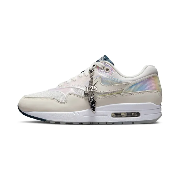Nike Air Max 1 “La Ville Lumière” (DQ9326-100): een licht paneel, een datum op de tong, en de maat bepaalt de prijs