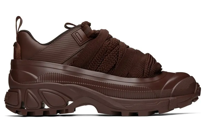 Burberry Arthur – “Deep Earth Brown” (8058985)