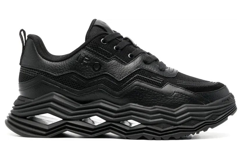 Iro mit dicker Sohle “Black” (WF40WAVE)