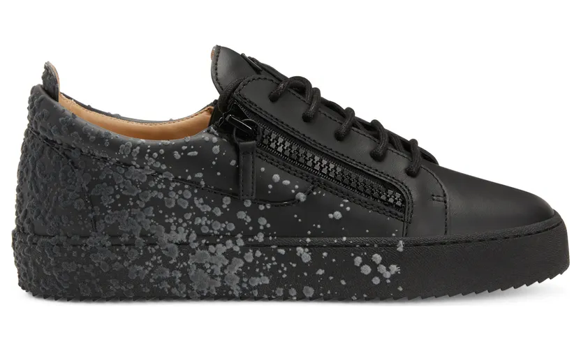 Giuseppe Zanotti Sneakers basses confectionnées en cuir noir avec lacets en coton assortis, dotées d’un flocage gris avec effet peintureà la bombe sur la tige et le talon ainsi que d’une signature» en métal caoutchouté noir sur la languette. les fermetures à glissière lat (RU20036002)