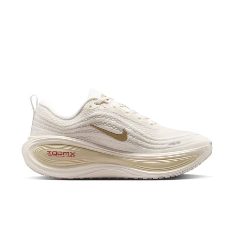 Nike Vomero Plus “Sail Metallic Gold Grain” (HV8154-109)