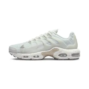 Nike Air Max Terrascape Plusen “Summit White / Photon Dust / Light Iron Ore” (DN4590-100)