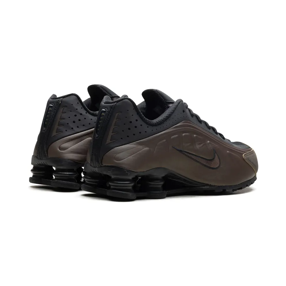 Nike Shox R4 “Ironstone Off Noir” (AR3565-007)