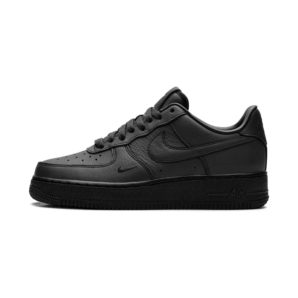 Nike Air Force 1 Low “.SWOOSH – Triple Triple Black” (HJ9348-001)