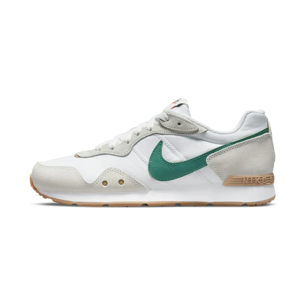 Nike Venture Runneren “White / Summit White / Gum Light Brown / Green Noise” (DJ2004-100)