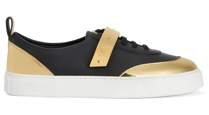 Giuseppe Zanotti Sneaker basse en cuir noir avec inserts en tissu synthétique doré, arborant un détail signature » en métal doré sur la languette. une sangle en métal assorti ornée du logo et une semelle en caoutchouc blanc complètent ce modèle. (RS20062004)