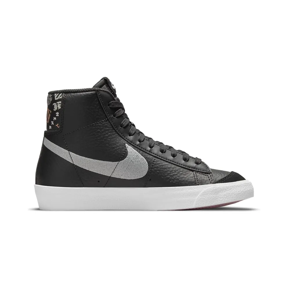 Nike Blazer Mid ’77 SE “Black / Light Smoke Grey / Pink Foam / Cashmere” (DJ0265-001)