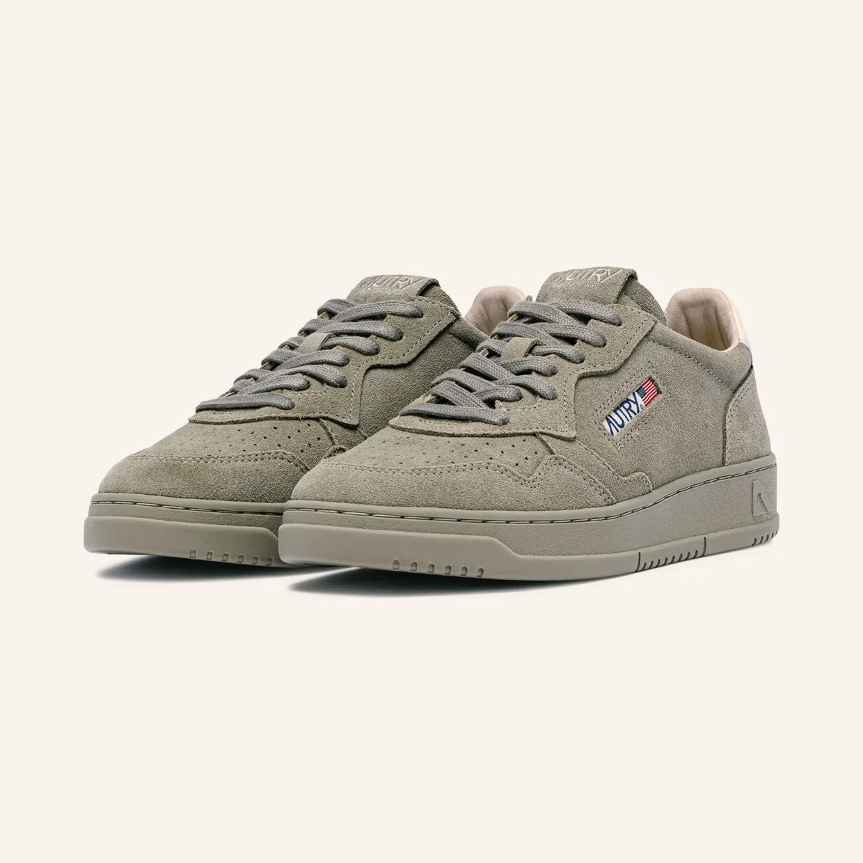 AUTRY_M Medalist Low in sage suede with an ivory heel tab_Green_46 AULM-OH05