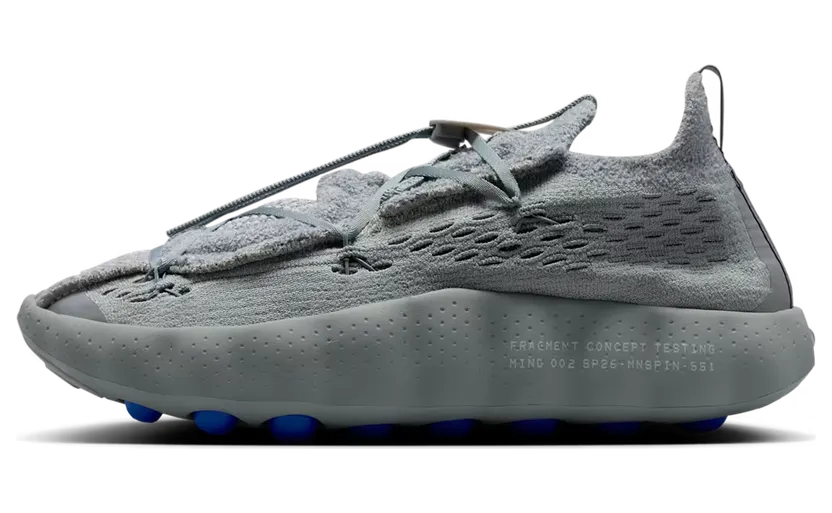 Nike Mind 002 Flyknit × Fragment “Particle Grey” (IQ8504-001) — de grail met een geigerteller