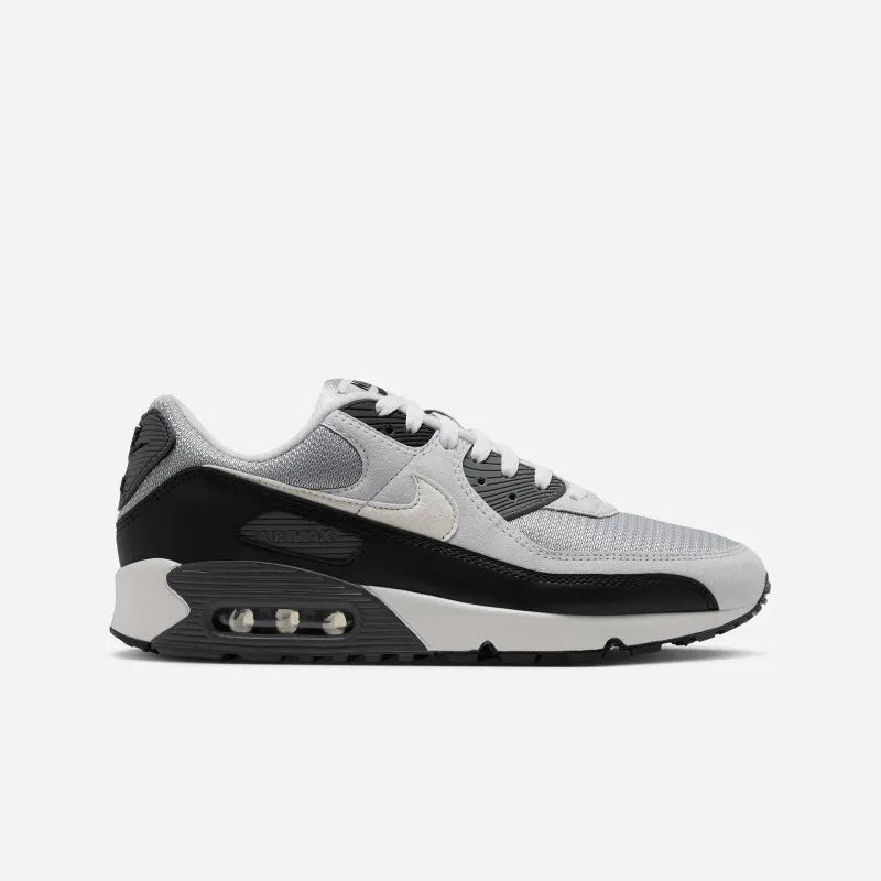 Een grijze Air Max 90 met zilveren glans: het soort paar dat blijft liggen