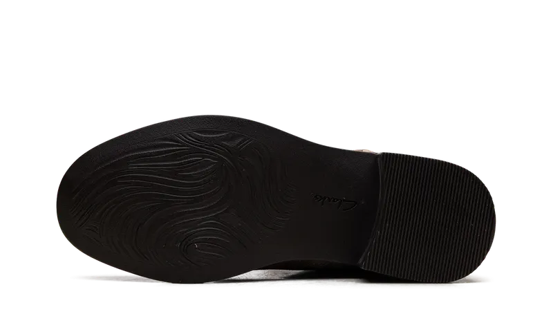 Clarks Maye Zip “Pebble Suede” (26168073)